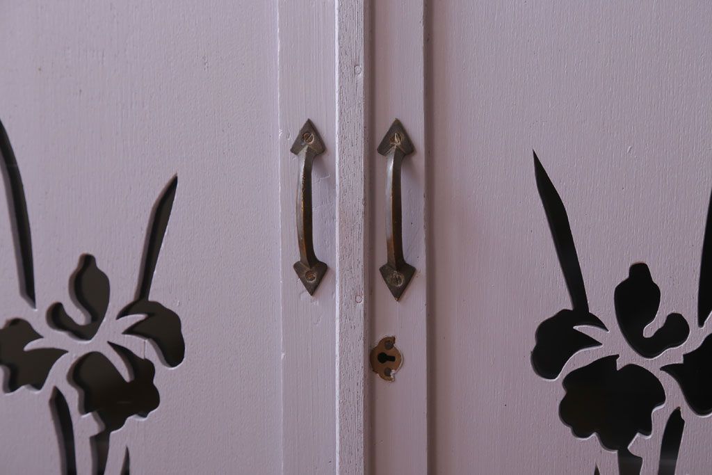 アンティーク家具　アンティークペイント　透かし彫りのおしゃれなブックケース(本箱)