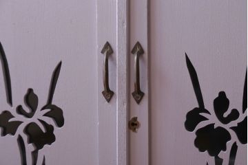 アンティーク家具　アンティークペイント　透かし彫りのおしゃれなブックケース(本箱)