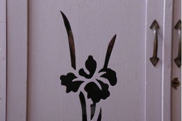 アンティーク家具　アンティークペイント　透かし彫りのおしゃれなブックケース(本箱)