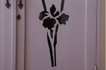 アンティーク家具　アンティークペイント　透かし彫りのおしゃれなブックケース(本箱)