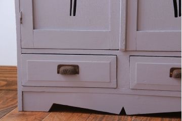 アンティーク家具　アンティークペイント　透かし彫りのおしゃれなブックケース(本箱)