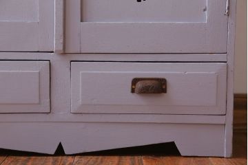 アンティーク家具　アンティークペイント　透かし彫りのおしゃれなブックケース(本箱)