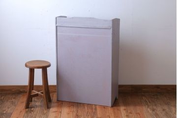 アンティーク家具　アンティークペイント　透かし彫りのおしゃれなブックケース(本箱)