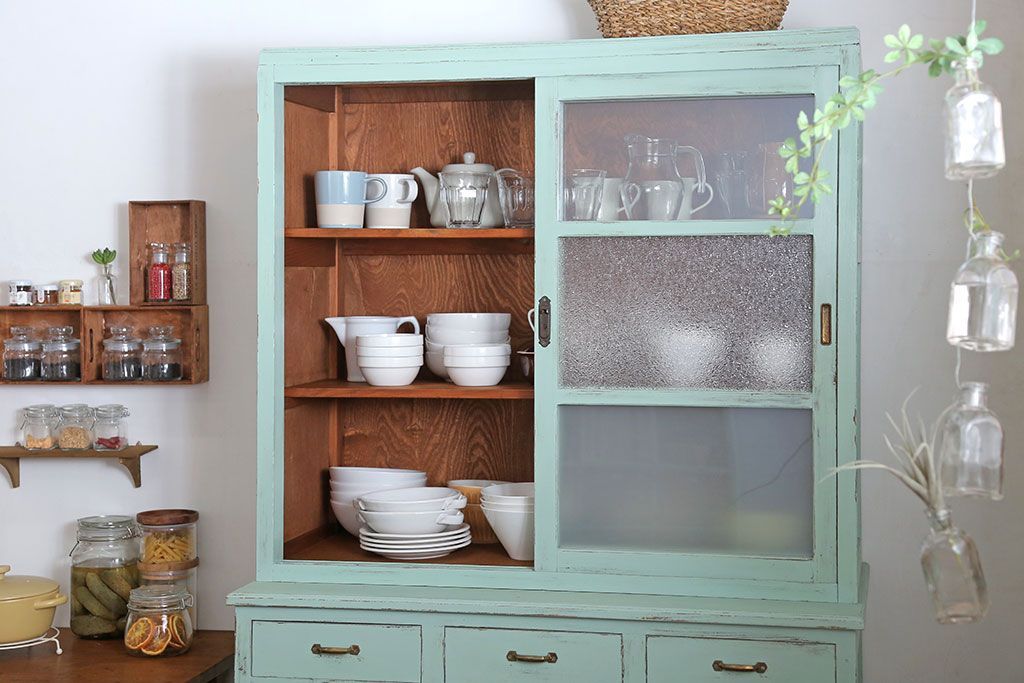 レトロ家具　アンティークペイント　かわいいミントグリーンのレトロな食器棚(カップボード)