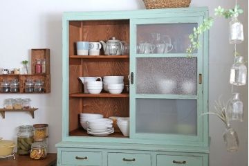 レトロ家具　アンティークペイント　かわいいミントグリーンのレトロな食器棚(カップボード)