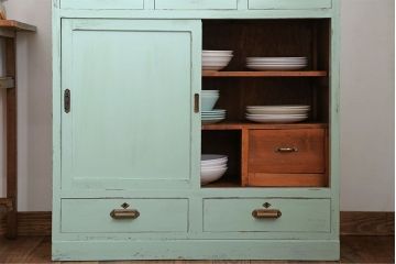 レトロ家具　アンティークペイント　かわいいミントグリーンのレトロな食器棚(カップボード)