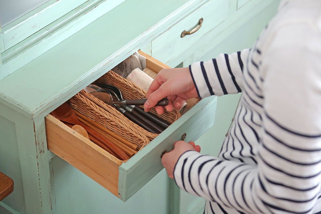 レトロ家具　アンティークペイント　かわいいミントグリーンのレトロな食器棚(カップボード)