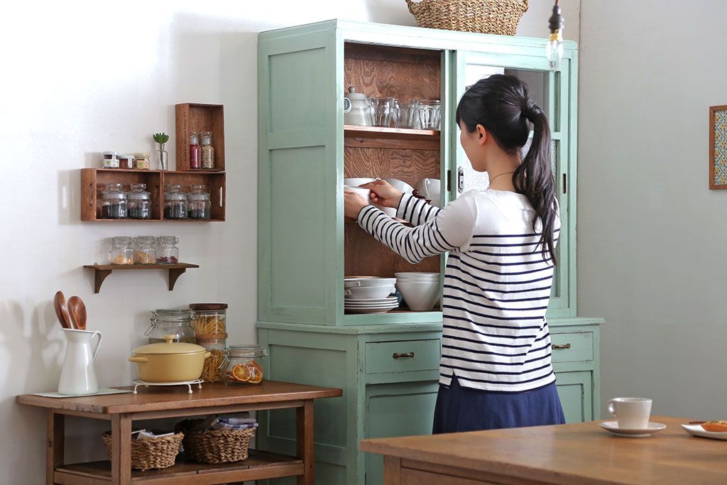 レトロ家具　アンティークペイント　かわいいミントグリーンのレトロな食器棚(カップボード)