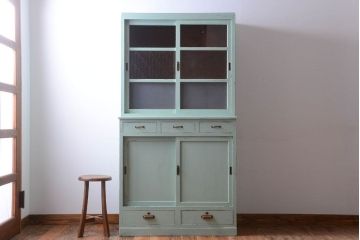 レトロ家具　アンティークペイント　かわいいミントグリーンのレトロな食器棚(カップボード)