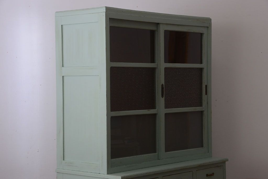レトロ家具　アンティークペイント　かわいいミントグリーンのレトロな食器棚(カップボード)