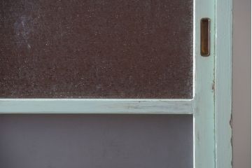 レトロ家具　アンティークペイント　かわいいミントグリーンのレトロな食器棚(カップボード)