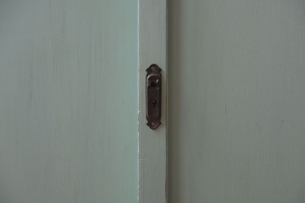 レトロ家具　アンティークペイント　かわいいミントグリーンのレトロな食器棚(カップボード)