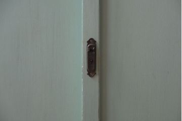 レトロ家具　アンティークペイント　かわいいミントグリーンのレトロな食器棚(カップボード)