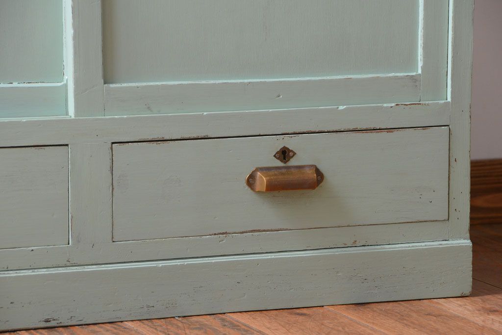 レトロ家具　アンティークペイント　かわいいミントグリーンのレトロな食器棚(カップボード)