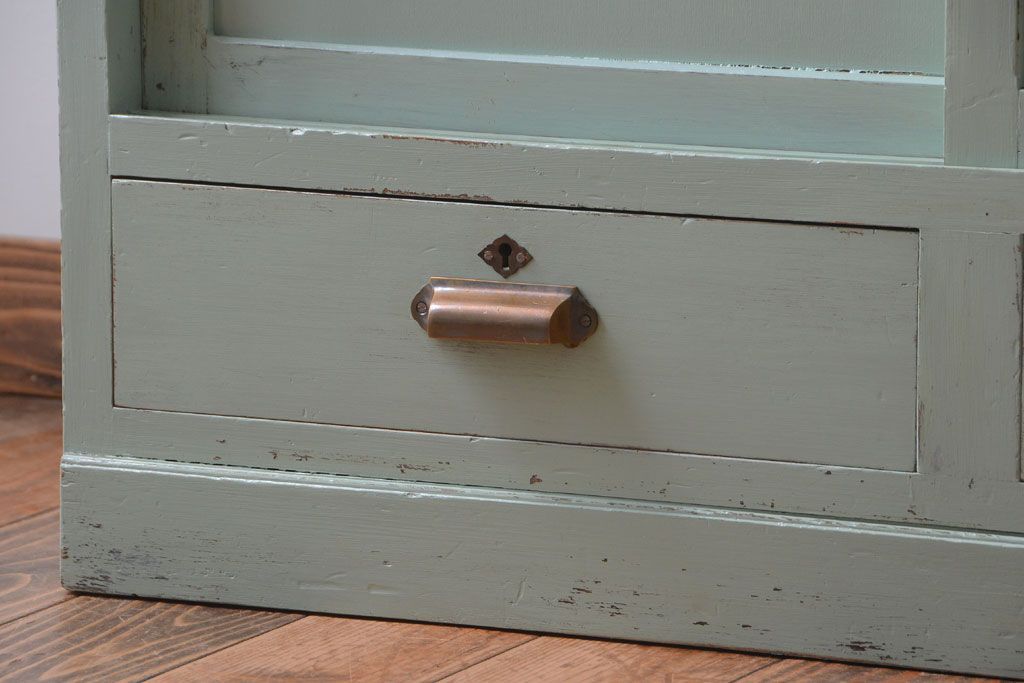 レトロ家具　アンティークペイント　かわいいミントグリーンのレトロな食器棚(カップボード)