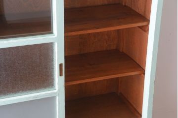 レトロ家具　アンティークペイント　かわいいミントグリーンのレトロな食器棚(カップボード)