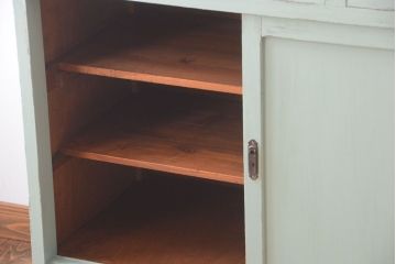 レトロ家具　アンティークペイント　かわいいミントグリーンのレトロな食器棚(カップボード)