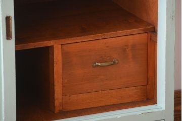 レトロ家具　アンティークペイント　かわいいミントグリーンのレトロな食器棚(カップボード)