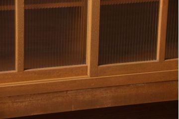 アンティーク家具　アンティーク　モールガラス入り!古い木の脚付きサイドボード(1)