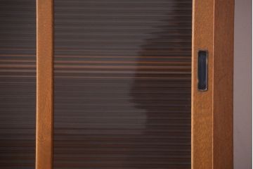 アンティーク家具　アンティーク　モールガラス入り!古い木の脚付きサイドボード(2)