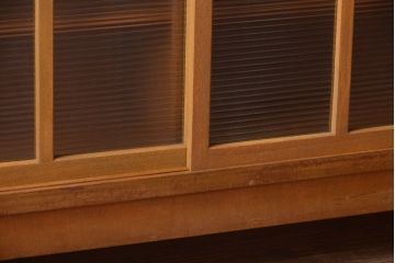 アンティーク家具　アンティーク　モールガラス入り!古い木の脚付きサイドボード(2)