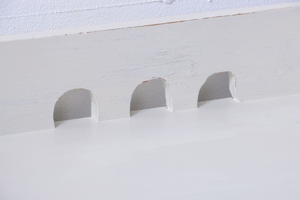 アンティーク家具　アンティークペイント　モダンなデザインの本箱(ブックケース)