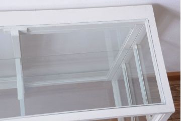レトロ家具　アンティーク　レトロな台形型がおしゃれな脚付きガラスケース