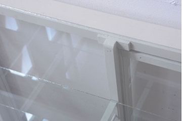 レトロ家具　アンティーク　レトロな台形型がおしゃれな脚付きガラスケース