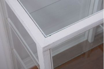 レトロ家具　アンティーク　レトロな台形型がおしゃれな脚付きガラスケース