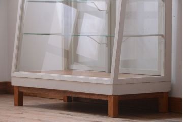 レトロ家具　アンティーク　レトロな台形型がおしゃれな脚付きガラスケース
