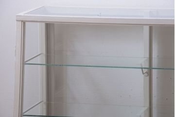 レトロ家具　アンティーク　レトロな台形型がおしゃれな脚付きガラスケース