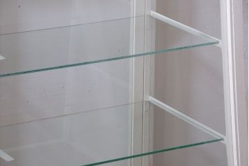 レトロ家具　アンティーク　レトロな台形型がおしゃれな脚付きガラスケース