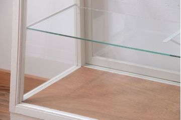 レトロ家具　アンティーク　レトロな台形型がおしゃれな脚付きガラスケース
