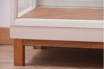 レトロ家具　アンティーク　レトロな台形型がおしゃれな脚付きガラスケース