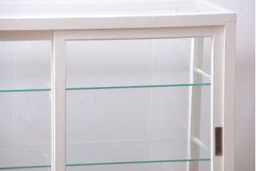 レトロ家具　アンティーク　レトロな台形型がおしゃれな脚付きガラスケース