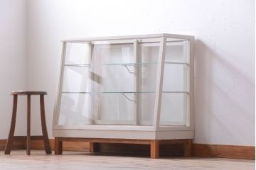 レトロ家具　アンティーク　レトロな台形型がおしゃれな脚付きガラスケース