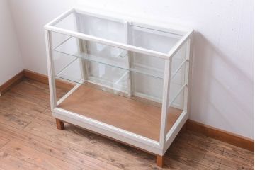 レトロ家具　アンティーク　レトロな台形型がおしゃれな脚付きガラスケース
