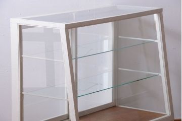 レトロ家具　アンティーク　レトロな台形型がおしゃれな脚付きガラスケース