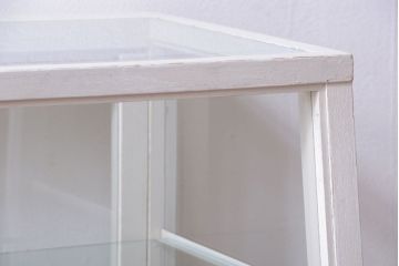 レトロ家具　アンティーク　レトロな台形型がおしゃれな脚付きガラスケース