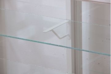 レトロ家具　アンティーク　レトロな台形型がおしゃれな脚付きガラスケース
