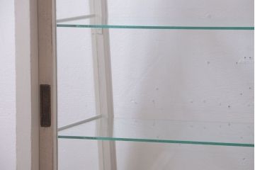 レトロ家具　アンティーク　レトロな台形型がおしゃれな脚付きガラスケース