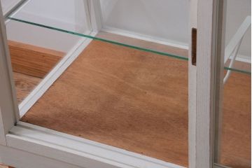 レトロ家具　アンティーク　レトロな台形型がおしゃれな脚付きガラスケース