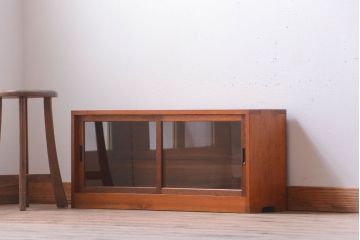 アンティーク家具　アンティーク　小ぶりでシンプルなローボード(テレビボード)(1)