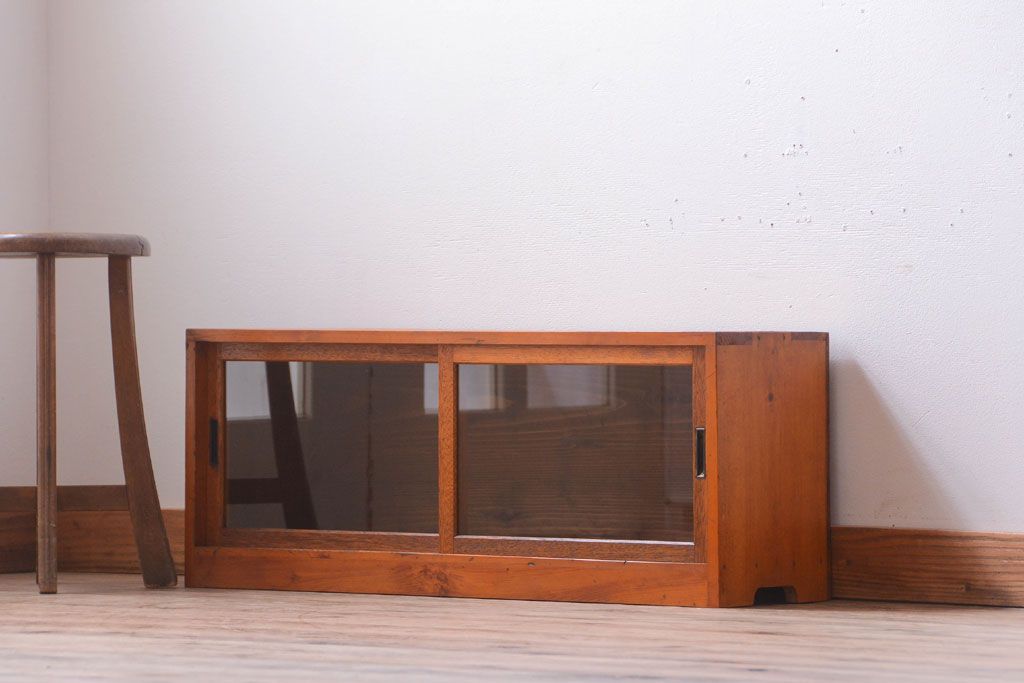 アンティーク家具　アンティーク　小ぶりでシンプルなローボード