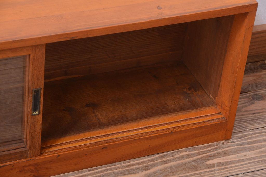 アンティーク家具　アンティーク　小ぶりでシンプルなローボード