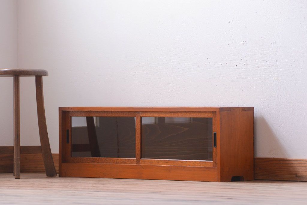 アンティーク家具　アンティーク　小ぶりでシンプルなローボード(テレビボード)(2)