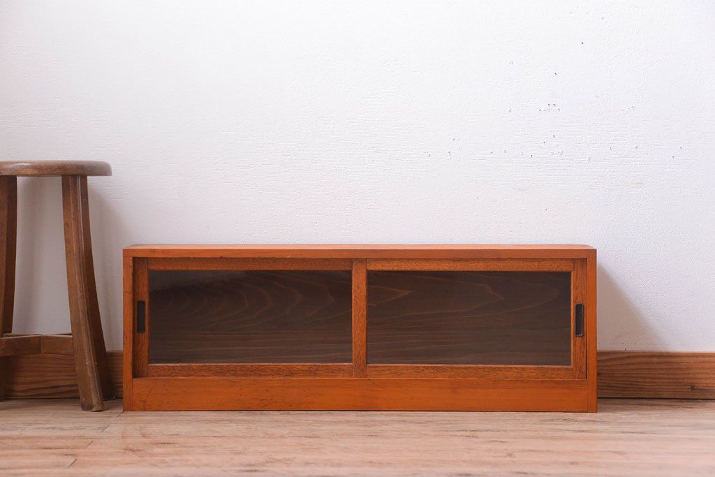 アンティーク家具　アンティーク　小ぶりでシンプルなローボード(テレビボード)(2)