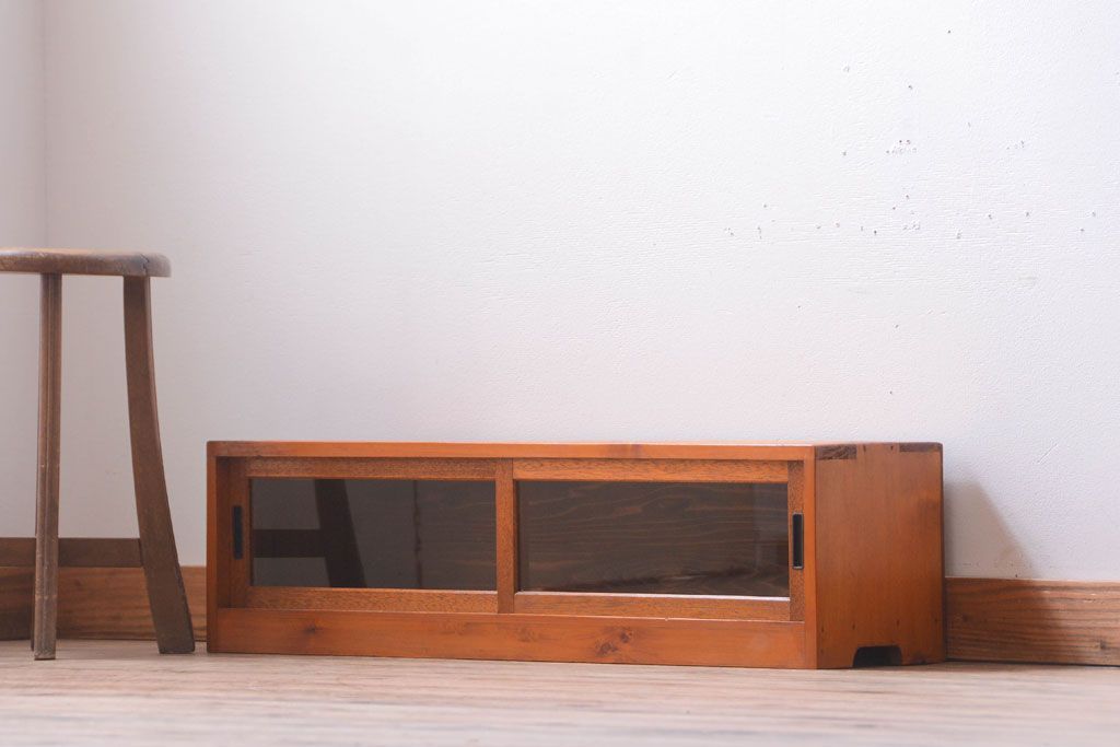 アンティーク家具　アンティーク　小ぶりでシンプルなローボード(テレビボード)(3)