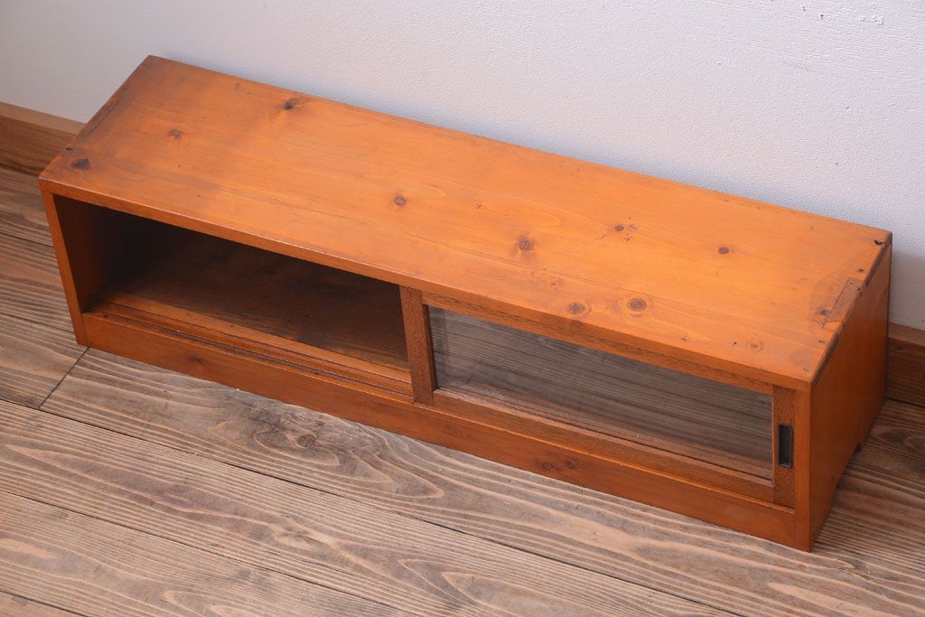 アンティーク家具　アンティーク　小ぶりでシンプルなローボード(テレビボード)(3)