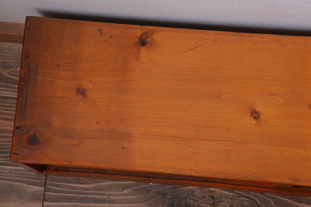 アンティーク家具　アンティーク　小ぶりでシンプルなローボード(テレビボード)(3)